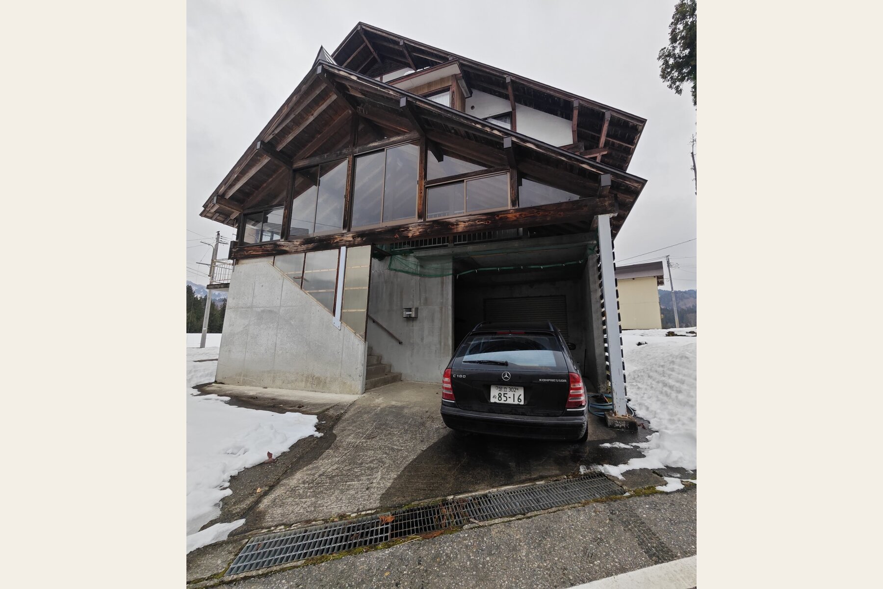 雪の建物正面 · 2F玄関へ