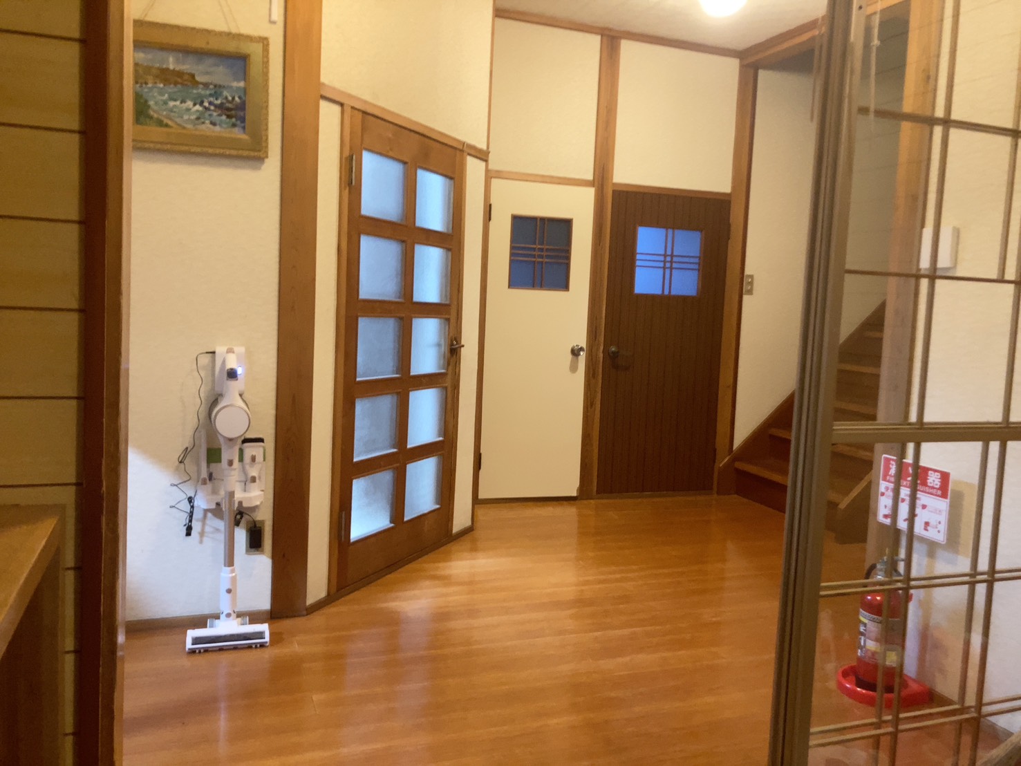ホール · 玄関から居間へ