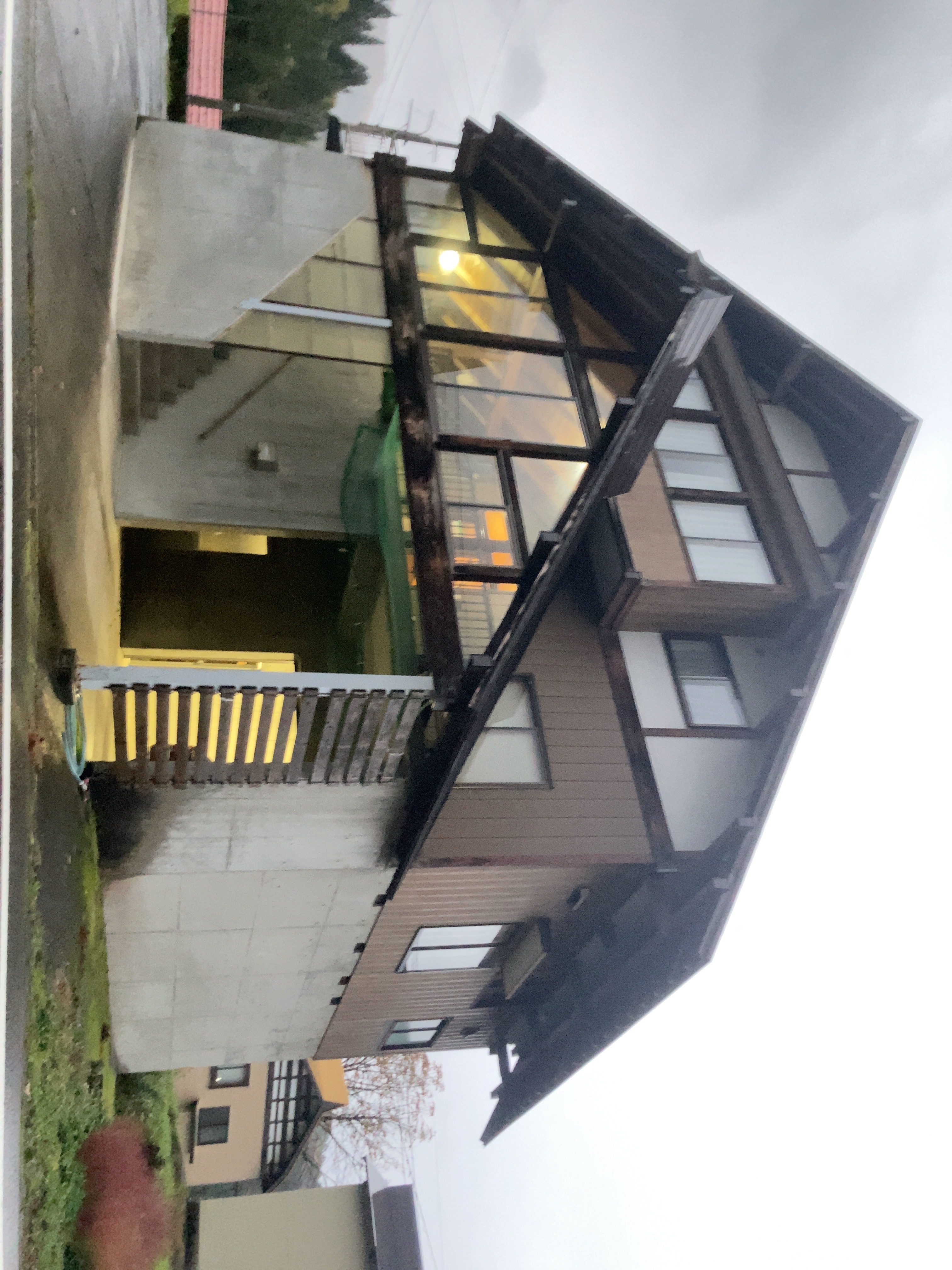 建物外観（木造＋RC混構造／3階建／延べ床286㎡、2階を貸し切り）