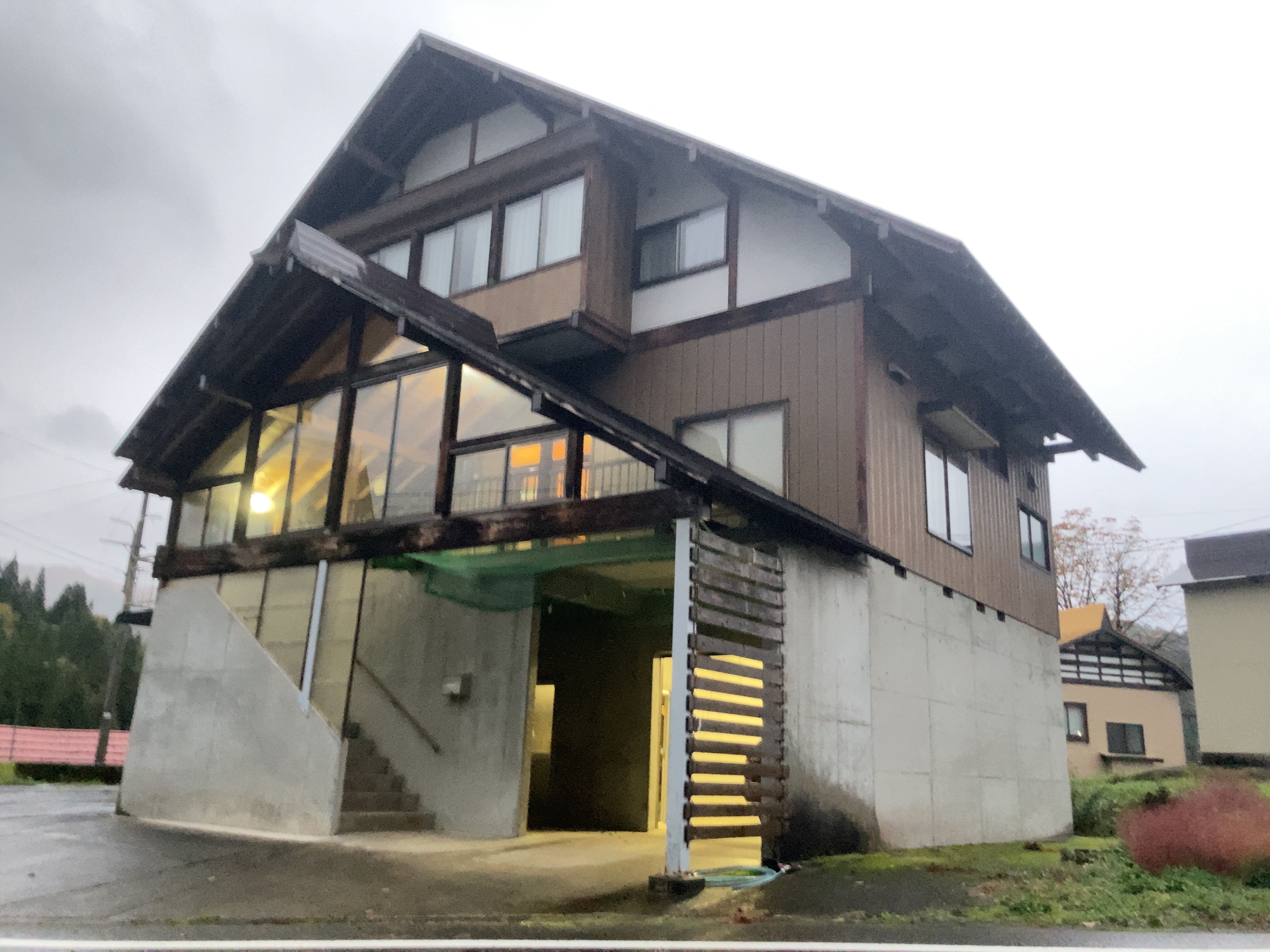 建物外観(木造+RC混構造/3階建/延べ床286㎡、2階を貸し切り)