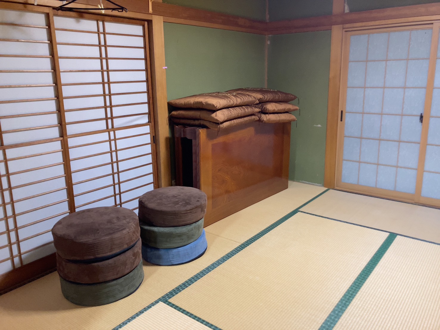 床の間と神棚のある8畳