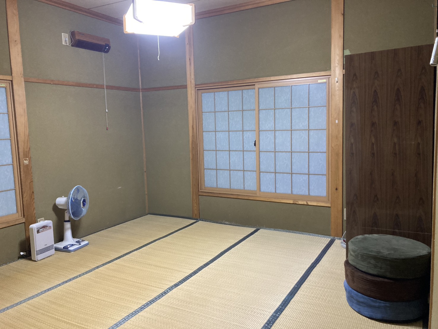 玄関側の8畳