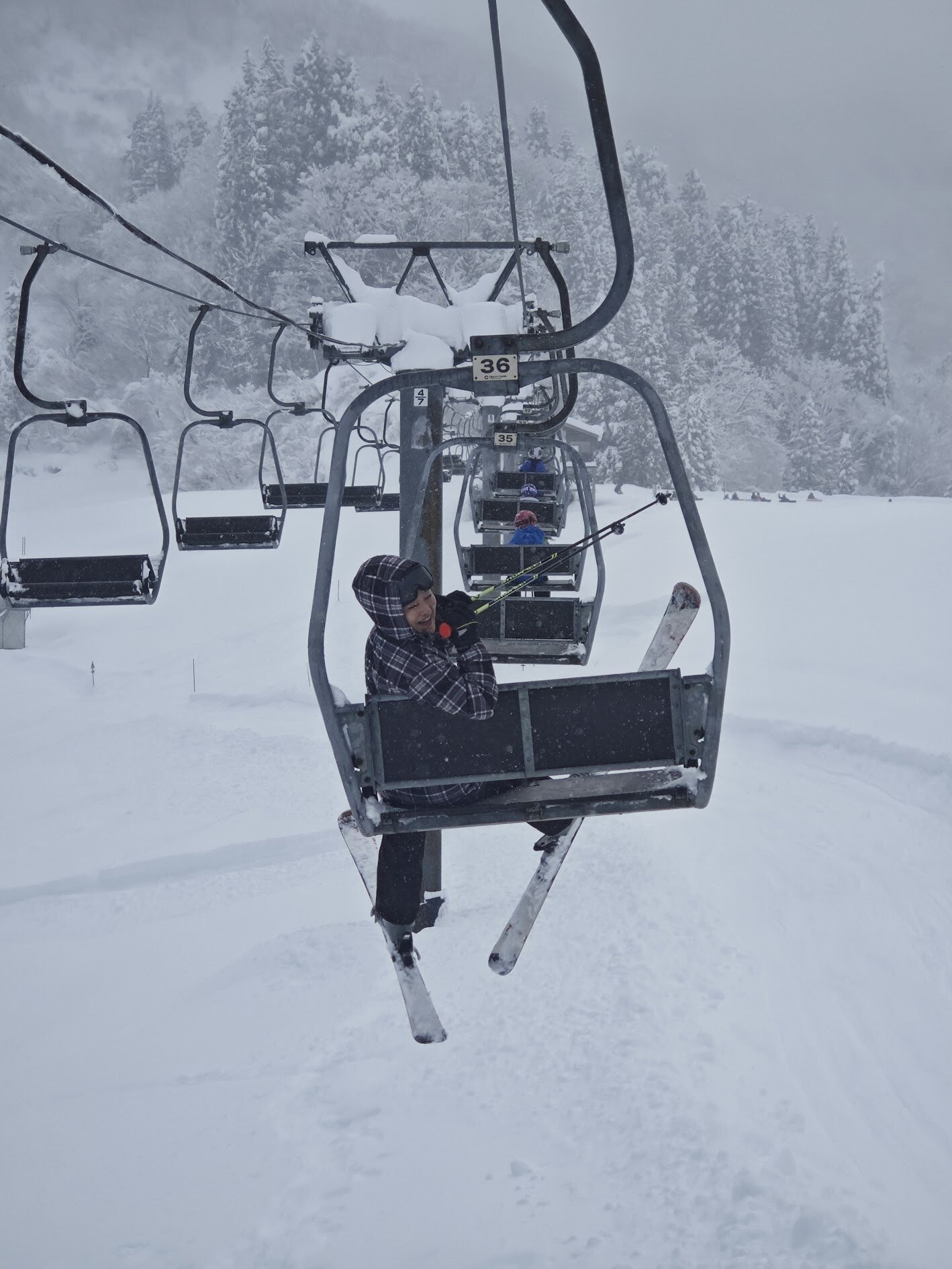 空いているリフトに乗るホスト（雪降る松之山温泉スキー場）