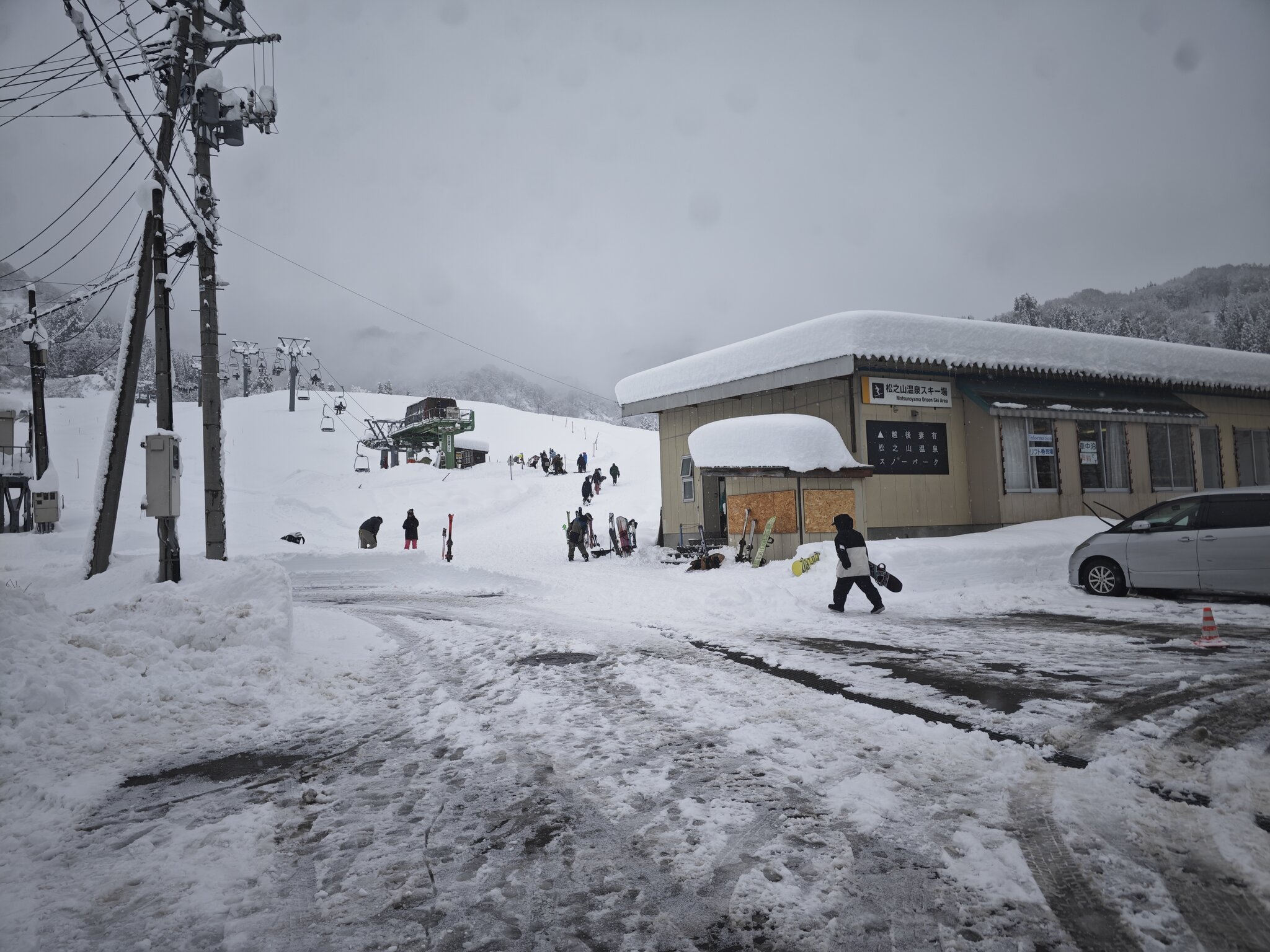 閑散とした駐車場と少数のボーダー（松之山温泉スキー場のローカルな雰囲気）