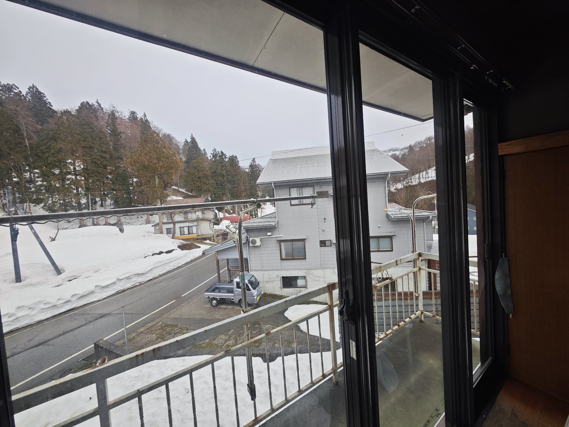 雪景を望む外廊下