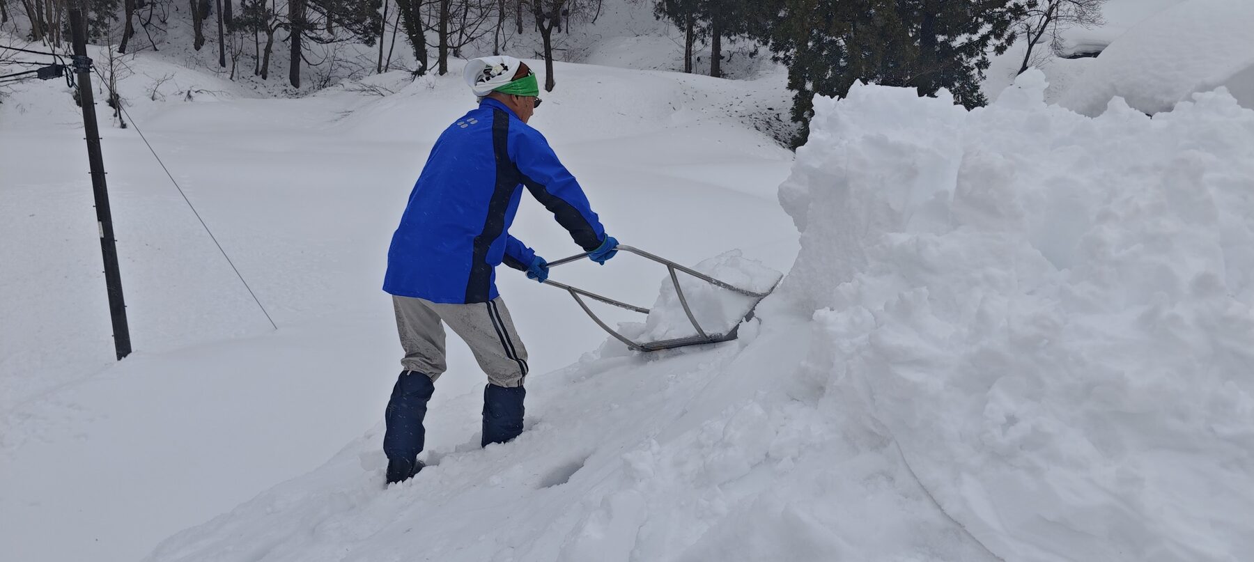 冬の暮らし · 雪掘り（埋もれた家を掘り起こす豪雪地ならではの作業）