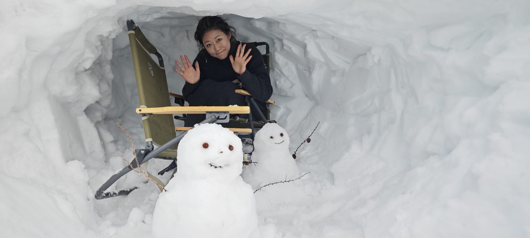 庭に作ったかまくらと雪だるま、ホスト