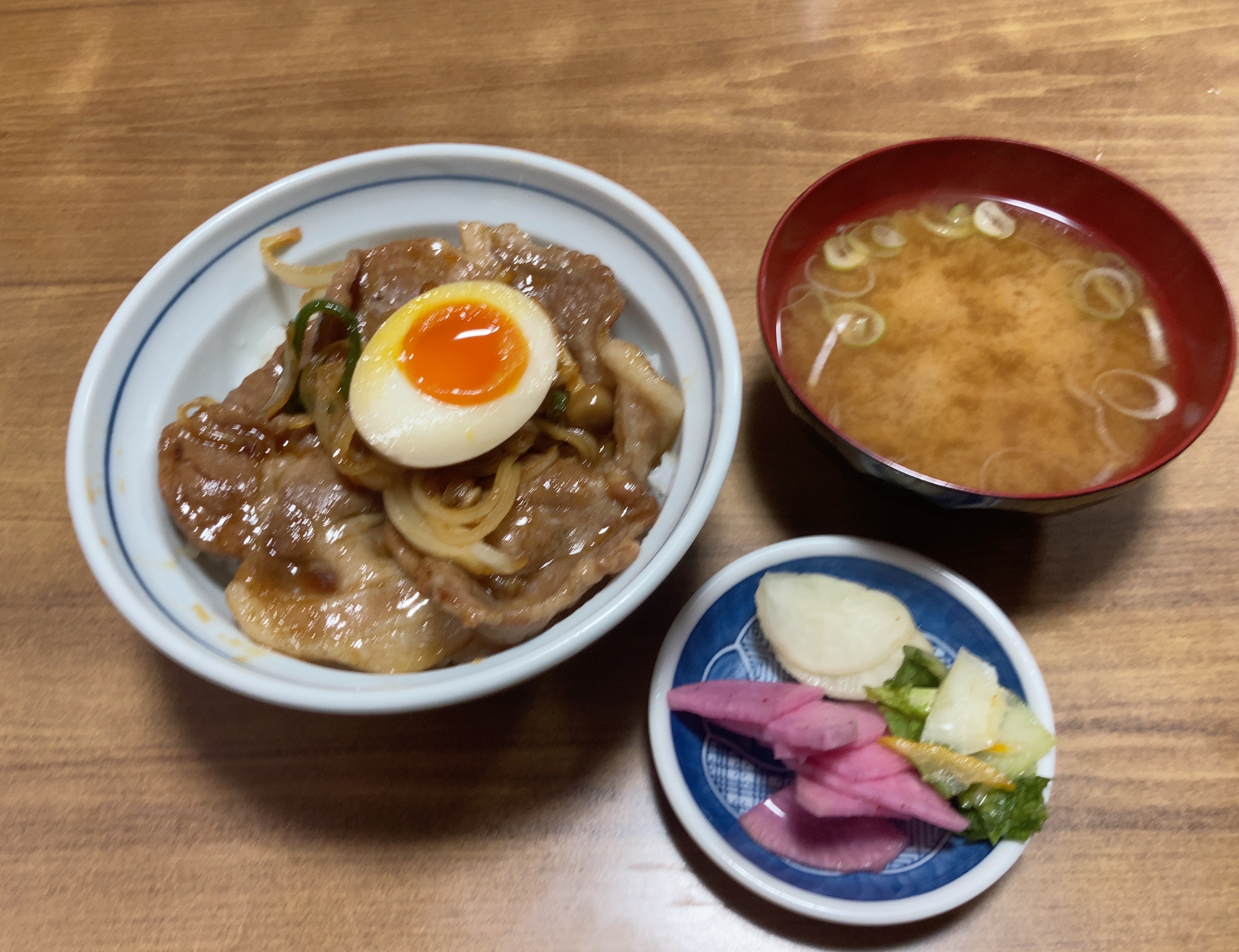 焼肉丼(豚肉・半熟卵+味噌汁付き)